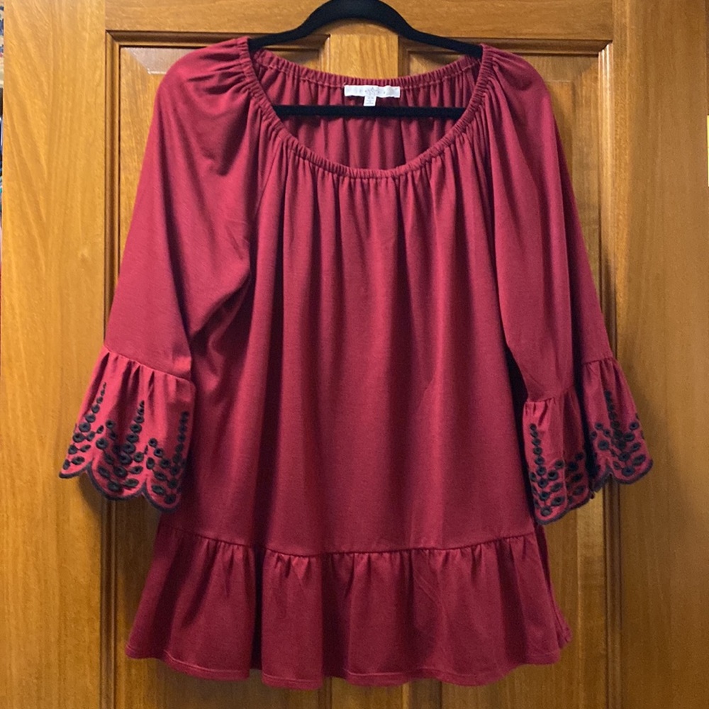 Fever brand bell- sleeved swing top. Women’s size 2X. Color is burgundy.